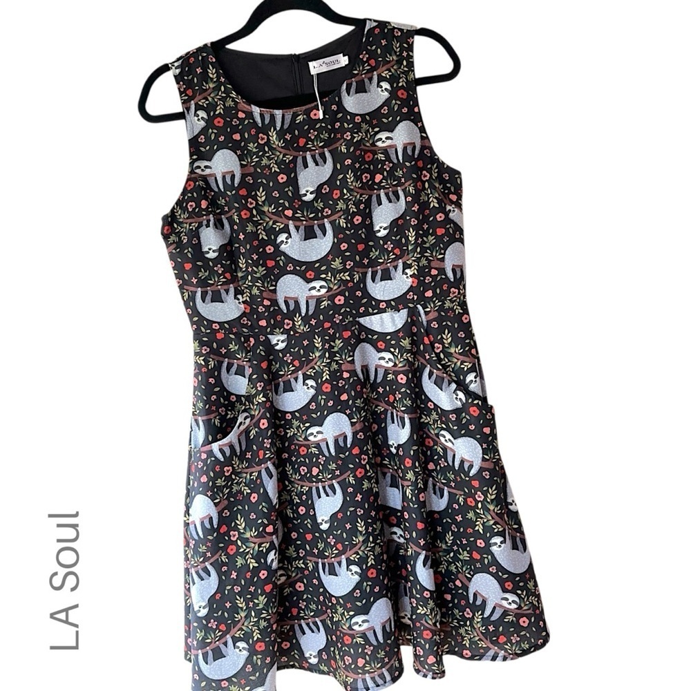 LA SOUL NWOT SLEEVELESS FIT & FLARE SMILING SLOTH DRESS LINED | SIZE: SMALL
